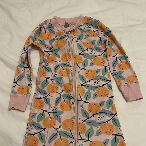 Hanna Andersson 80 cm 18 to 24 mo. pajamas, tangerine, and flower pattern - Picture 2 of 11